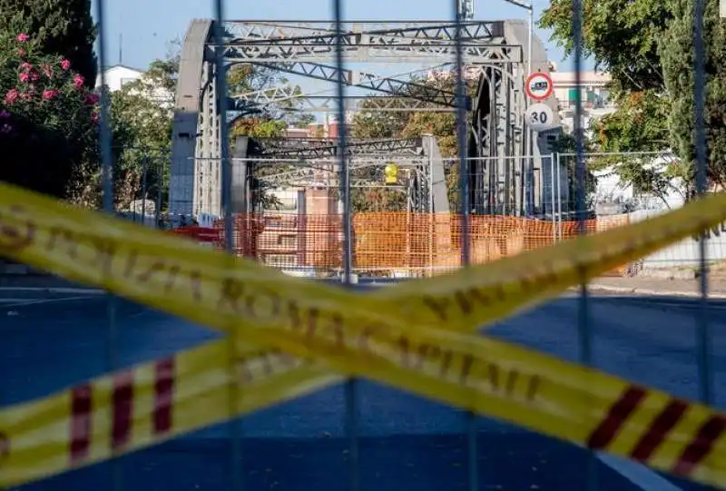 ponte di ferro a roma ostiense dopo l'incendio 4