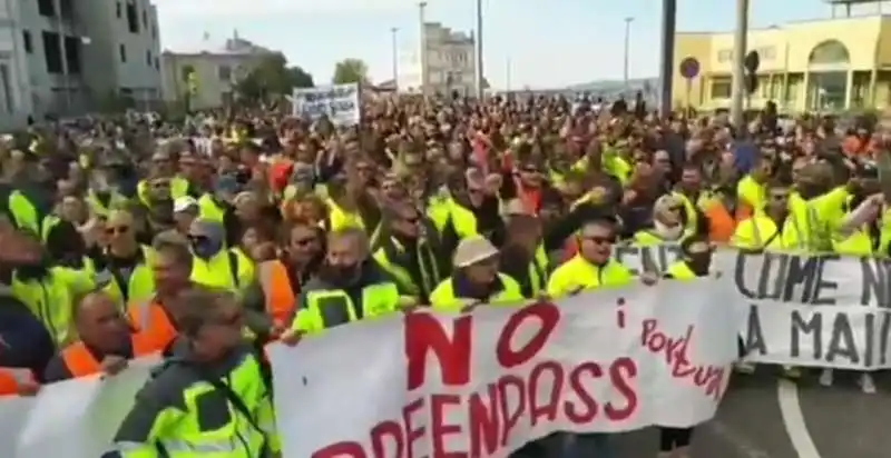 PORTUALI CONTRO IL GREEN PASS