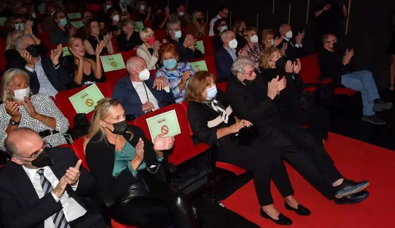 pubblico che applaude  foto di bacco