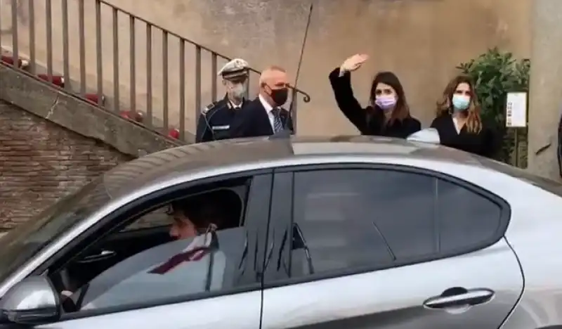 raggi dà l'addio al campidoglio