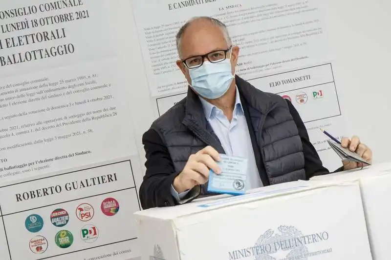 ROBERTO GUALTIERI AL SEGGIO PER IL BALLOTTAGGIO