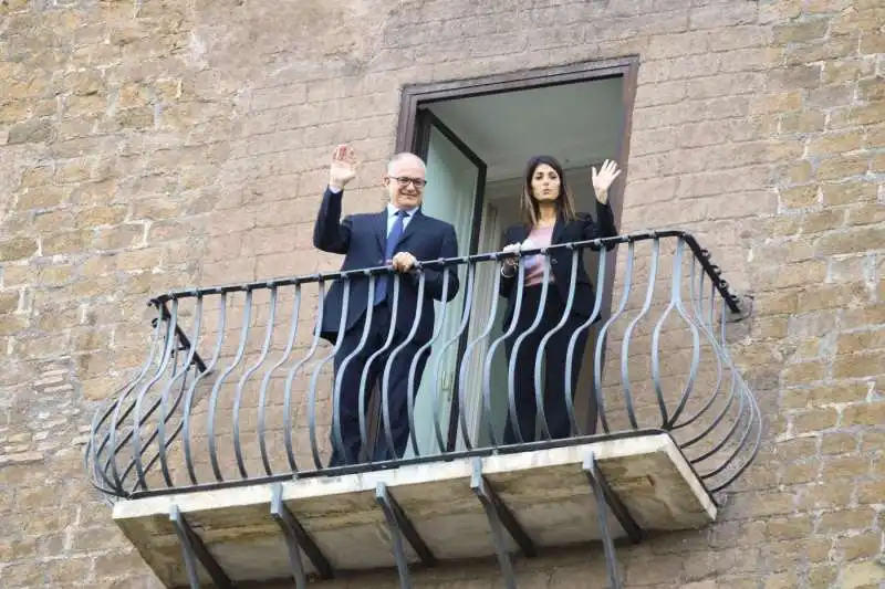 roberto gualtieri e virginia raggi sul balcone del campidoglio 1