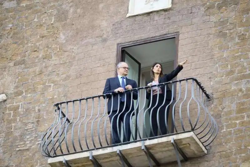 roberto gualtieri e virginia raggi sul balcone del campidoglio 2