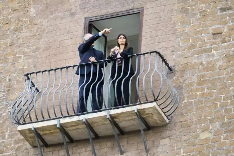 roberto gualtieri e virginia raggi sul balcone del campidoglio 9