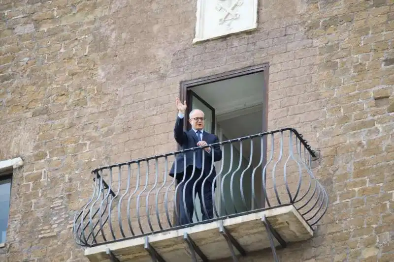 roberto gualtieri si affaccia dal campidoglio