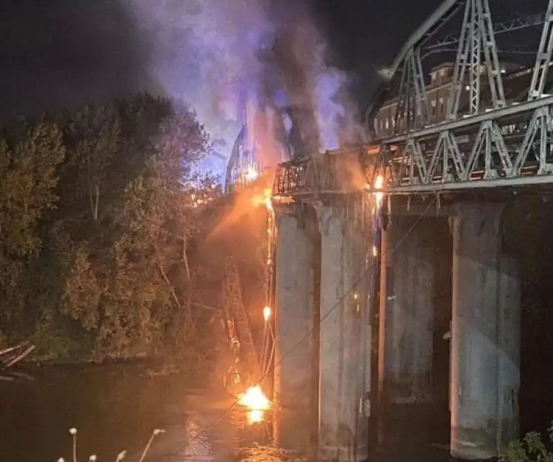 roma   incendio al ponte di ferro 