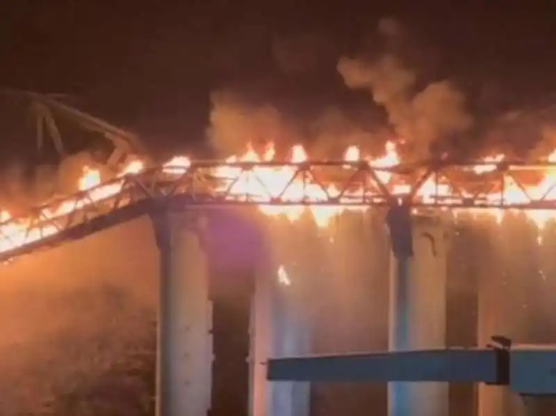 roma   incendio al ponte di ferro