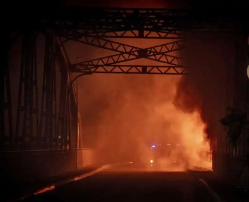 roma   incendio al ponte di ferro   2