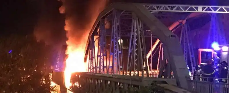 roma   incendio al ponte di ferro 2