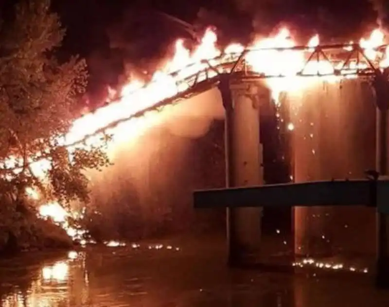 roma   incendio al ponte di ferro   3