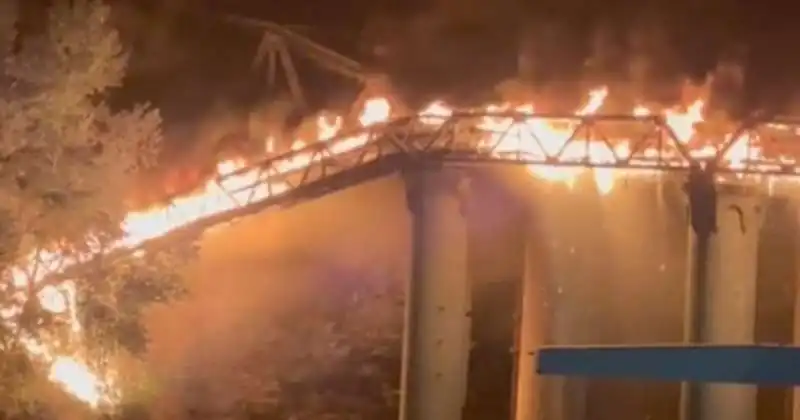 roma   incendio al ponte di ferro 3