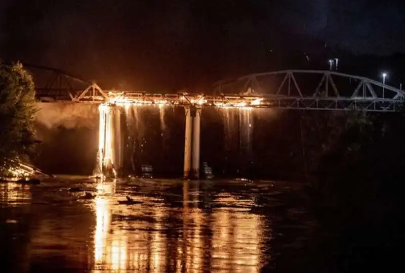 roma   incendio al ponte di ferro   4