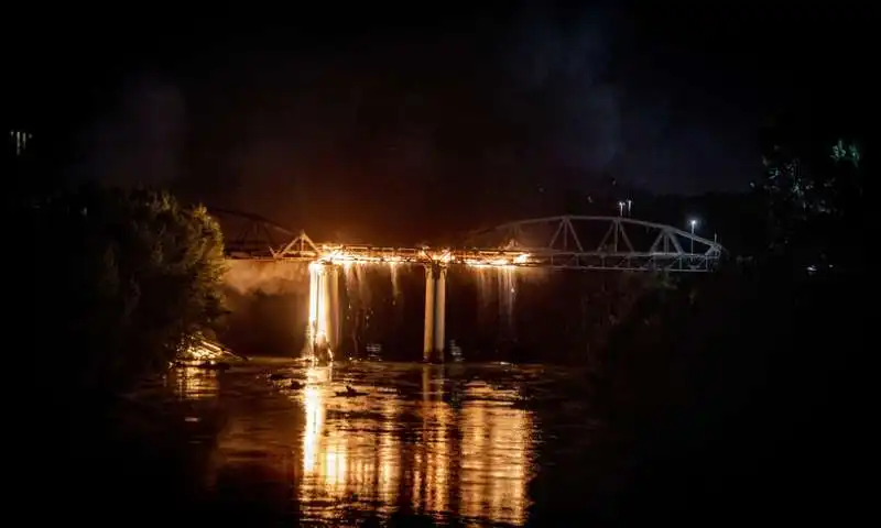 roma   incendio al ponte di ferro 4