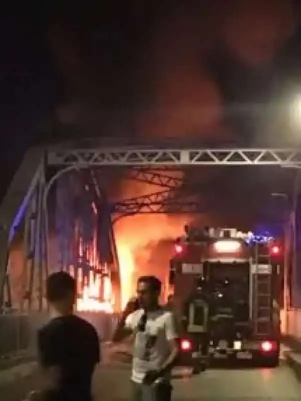 roma   incendio al ponte di ferro   6