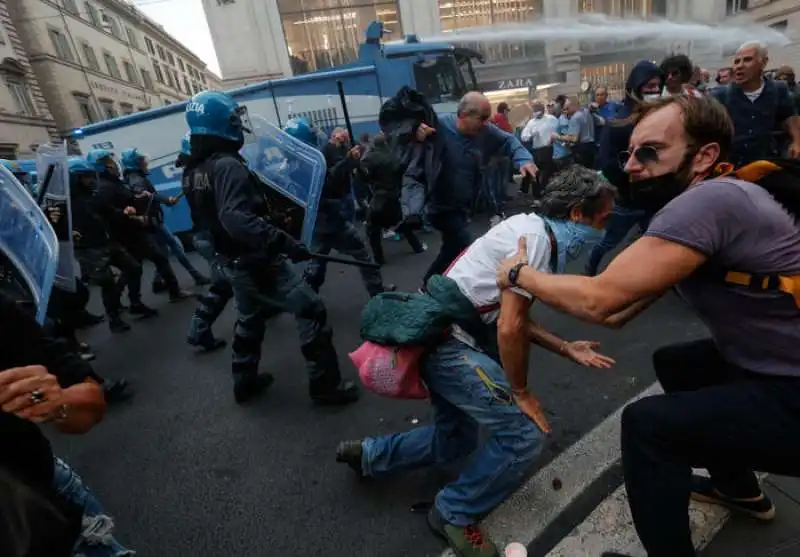 ROMA NO VAX SCONTRI CON POLIZIA 3