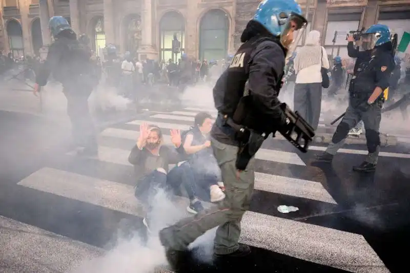 roma, scontri durante la manifestazione dei no green pass   10