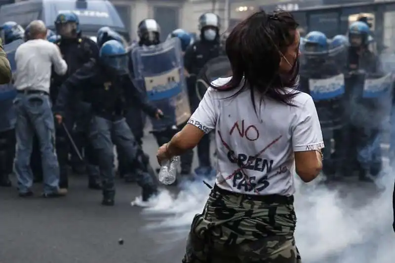 roma, scontri durante la manifestazione dei no green pass   14