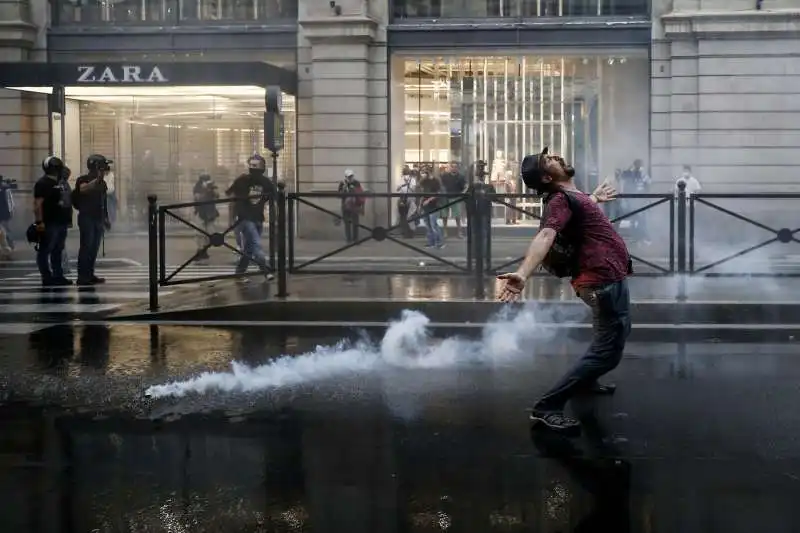 roma, scontri durante la manifestazione dei no green pass   15