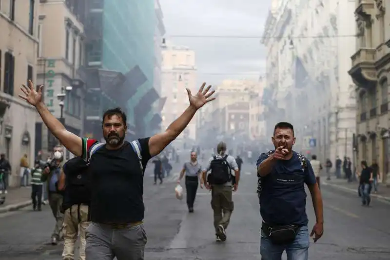 roma, scontri durante la manifestazione dei no green pass   4