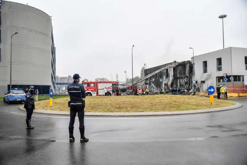 san donato milanese   aereo precipita su una palazzina   4