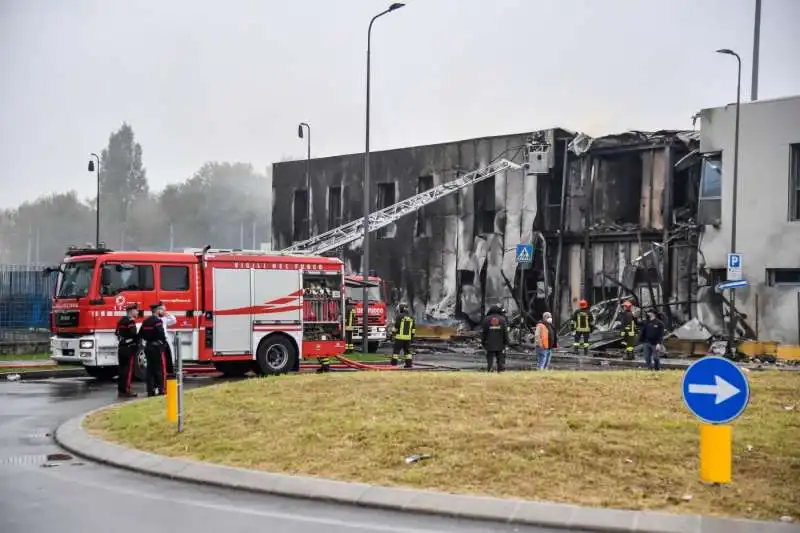 san donato milanese   aereo precipita su una palazzina   5