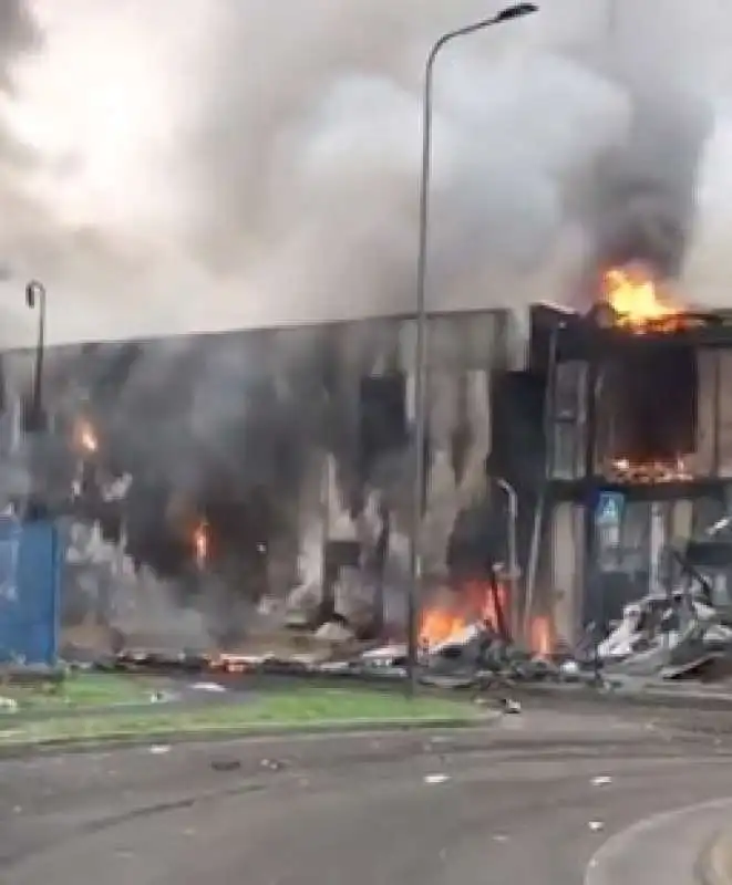 san donato milanese   aereo ultraleggero precipita su un edificio e prende fuoco   1