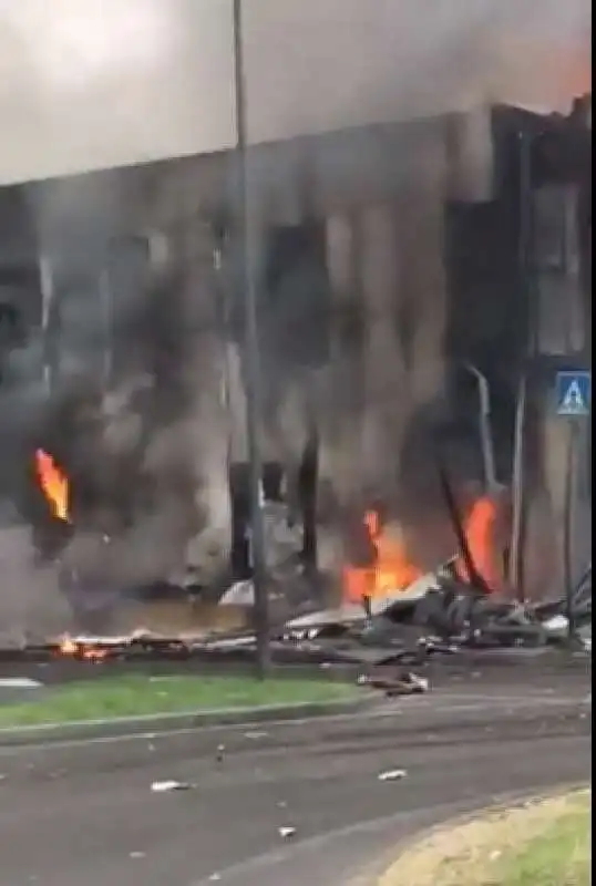 san donato milanese   aereo ultraleggero precipita su un edificio e prende fuoco   2