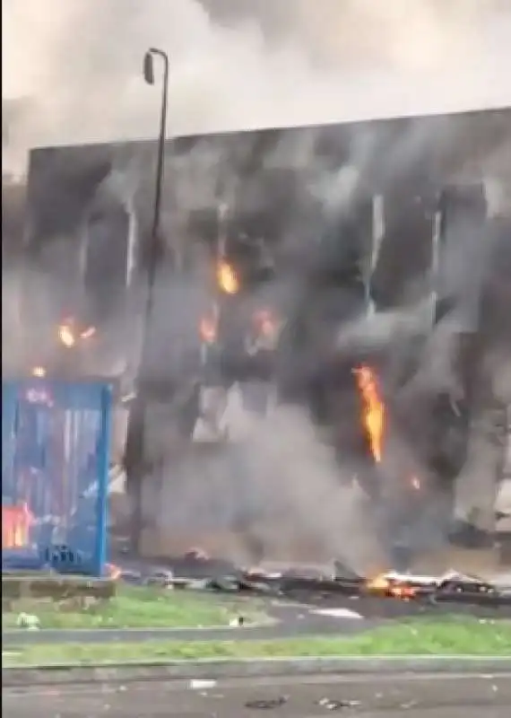 san donato milanese   aereo ultraleggero precipita su un edificio e prende fuoco   5