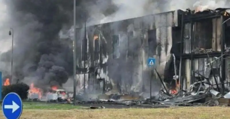 san donato milanese   aereo ultraleggero precipita su un edificio e prende fuoco   8