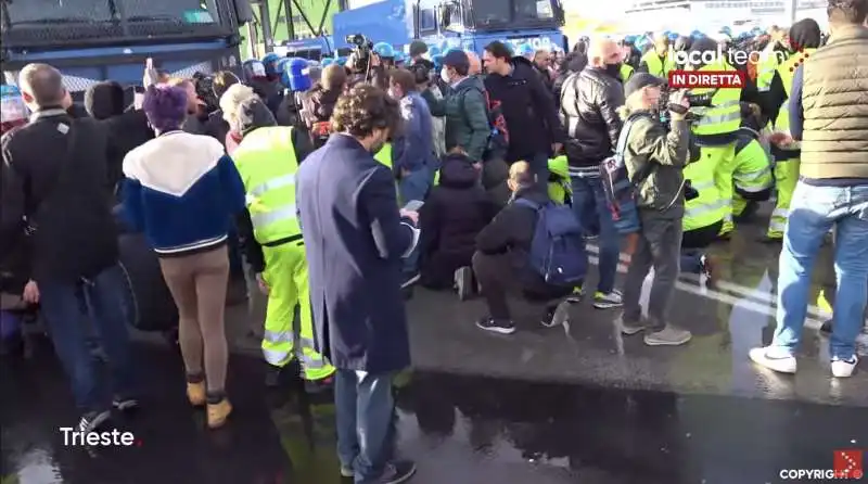 sgombero del sit in dei portuali di trieste   2