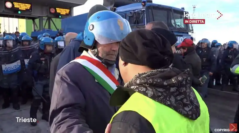 sgombero del sit in dei portuali di trieste   4