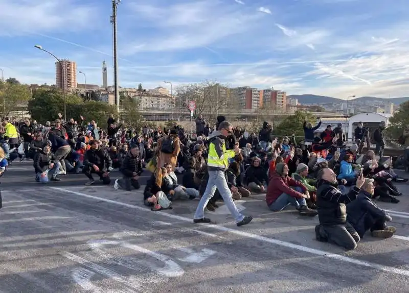 sgombero manifestazione porto trieste   1