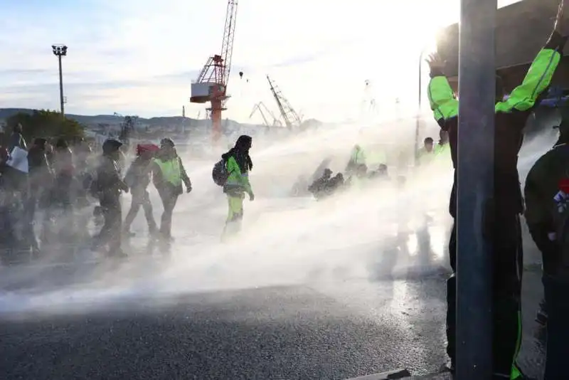 sgombero manifestazione porto trieste   3