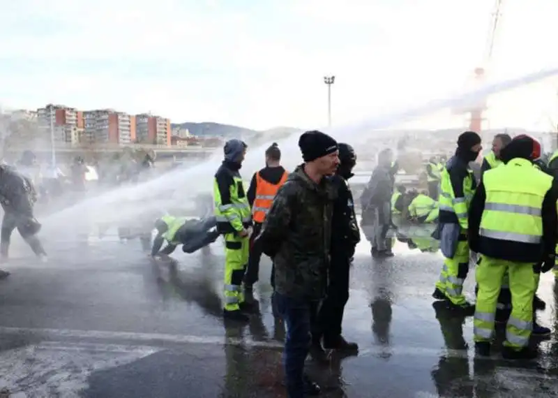 sgombero manifestazione porto trieste   7