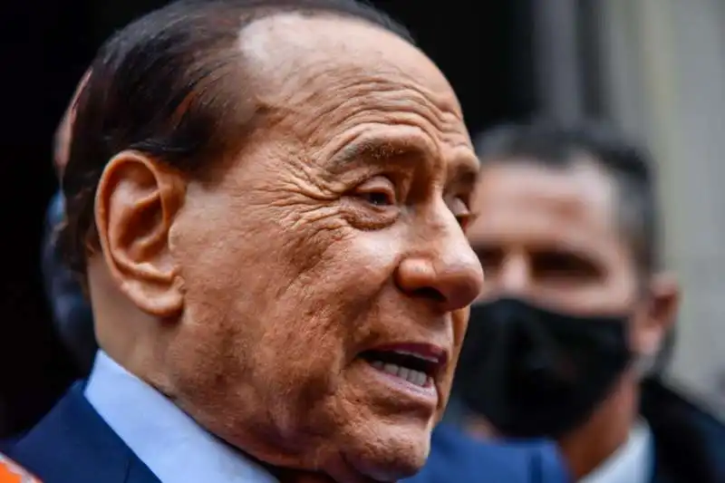  silvio berlusconi fuori dal seggio a milano 1