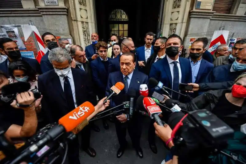  silvio berlusconi fuori dal seggio a milano 2