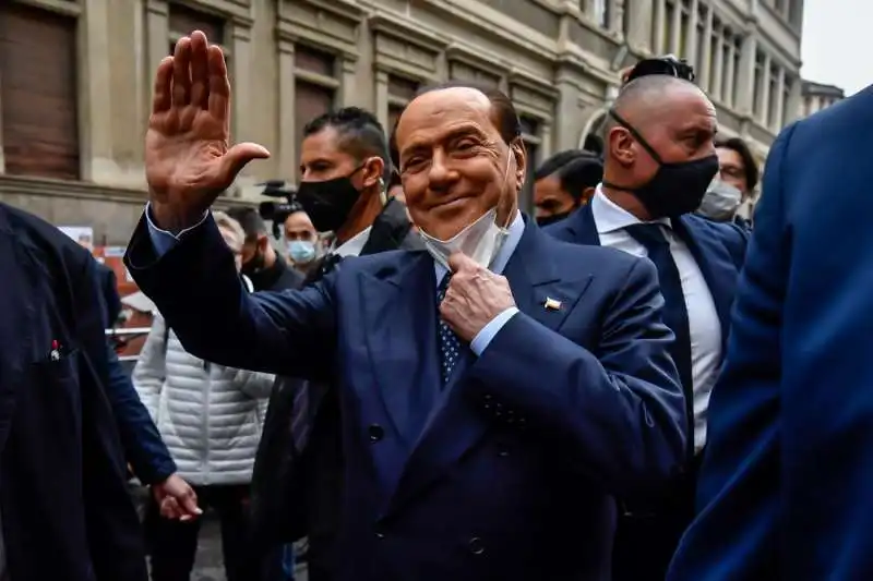  silvio berlusconi fuori dal seggio a milano 3