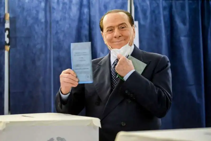 silvio berlusconi vota a milano 1