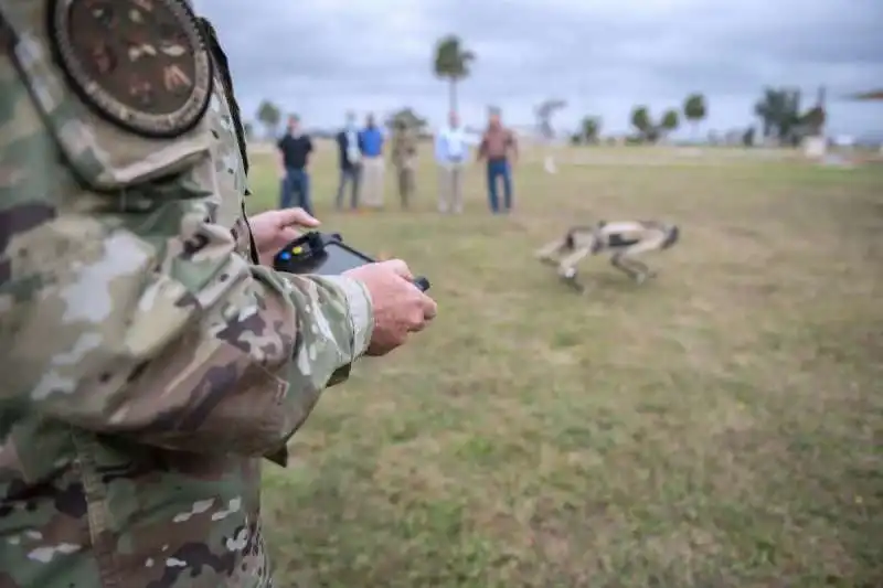 Soldato interagisce con un robot Q-UGV