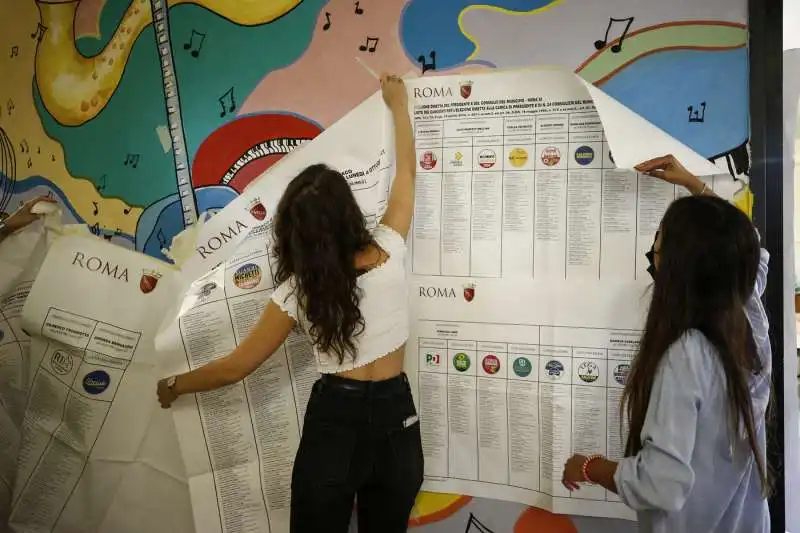 spoglio in un seggio del comune di roma   1