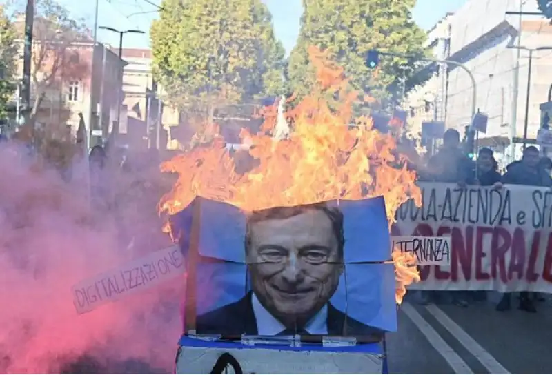 studenti bruciano gigantografia di draghi a torino