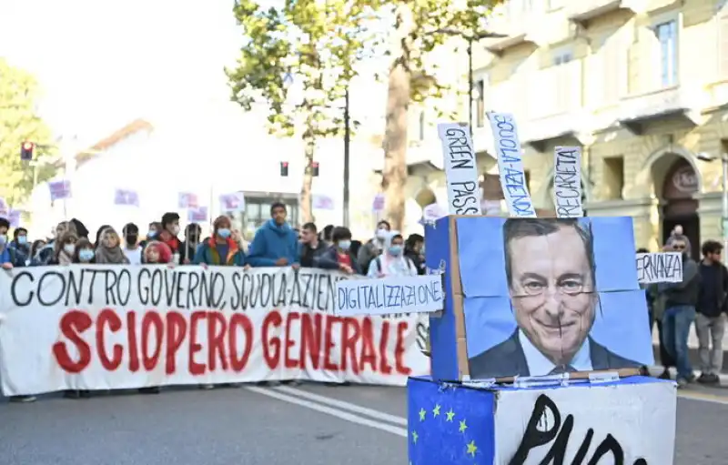 studenti bruciano gigantografia di draghi a torino