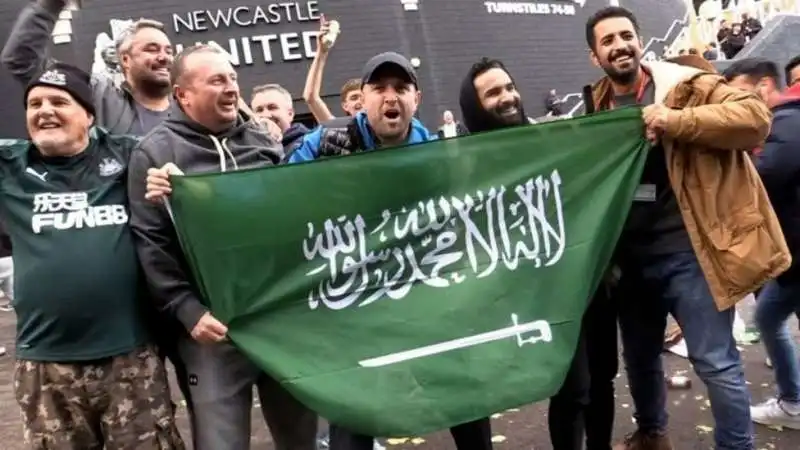 tifosi newcastle festeggiano la nuova proprieta saudita 1