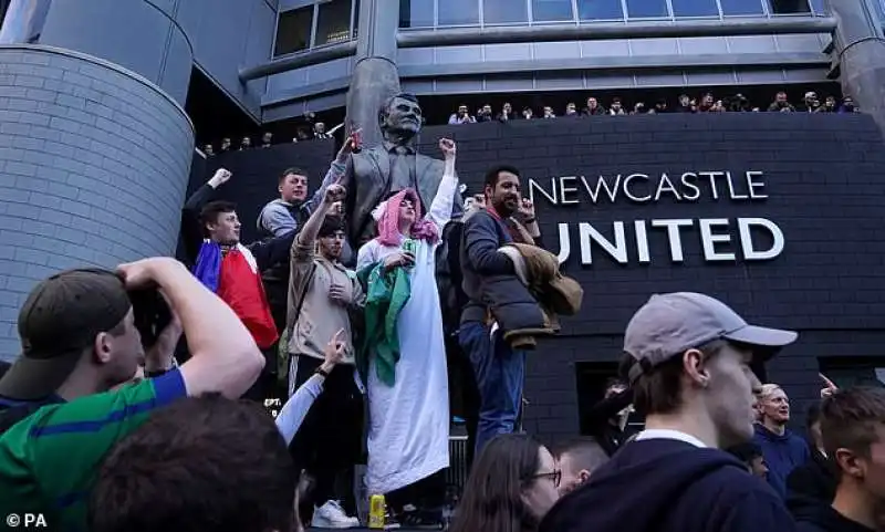 tifosi newcastle festeggiano la nuova proprieta saudita 3