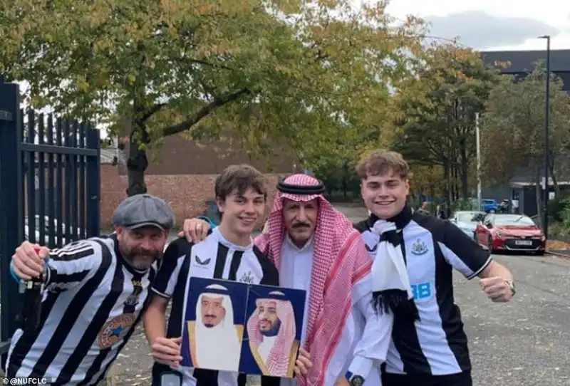 tifosi newcastle vestiti da arabi allo stadio 6