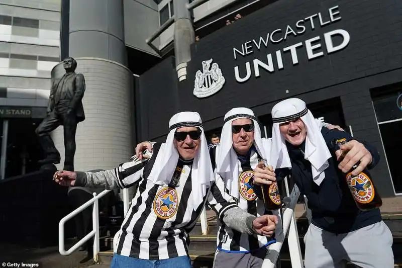 tifosi newcastle vestiti da arabi allo stadio 9