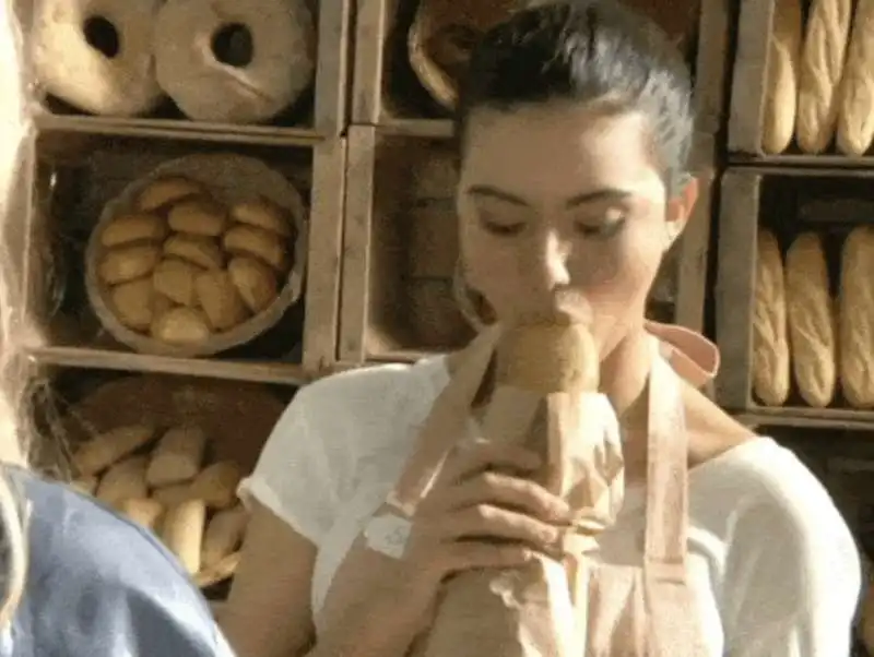  una donna francese si gusta  una baguette 