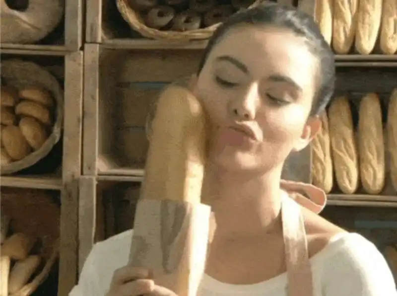 una donna francese si gusta  una baguette