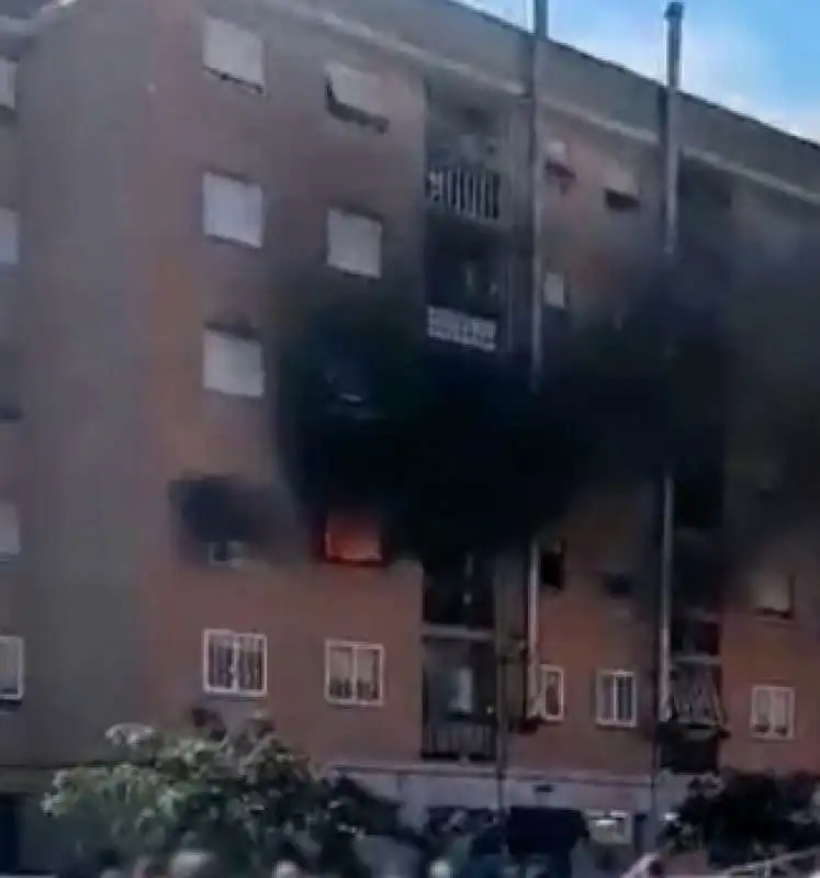 vigili del fuoco aggrediti mentre spengono incendio a ostia 1