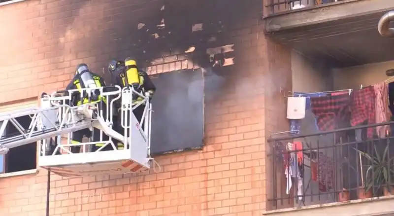 vigili del fuoco aggrediti mentre spengono incendio a ostia 5